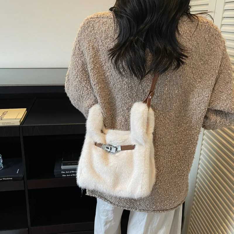 New Cute and Versatile Faux Fur Top Handle Bag Women Fashion Korean Crossbody Shoulder Bag Leisure Commuting Bucket Bag Y251027
