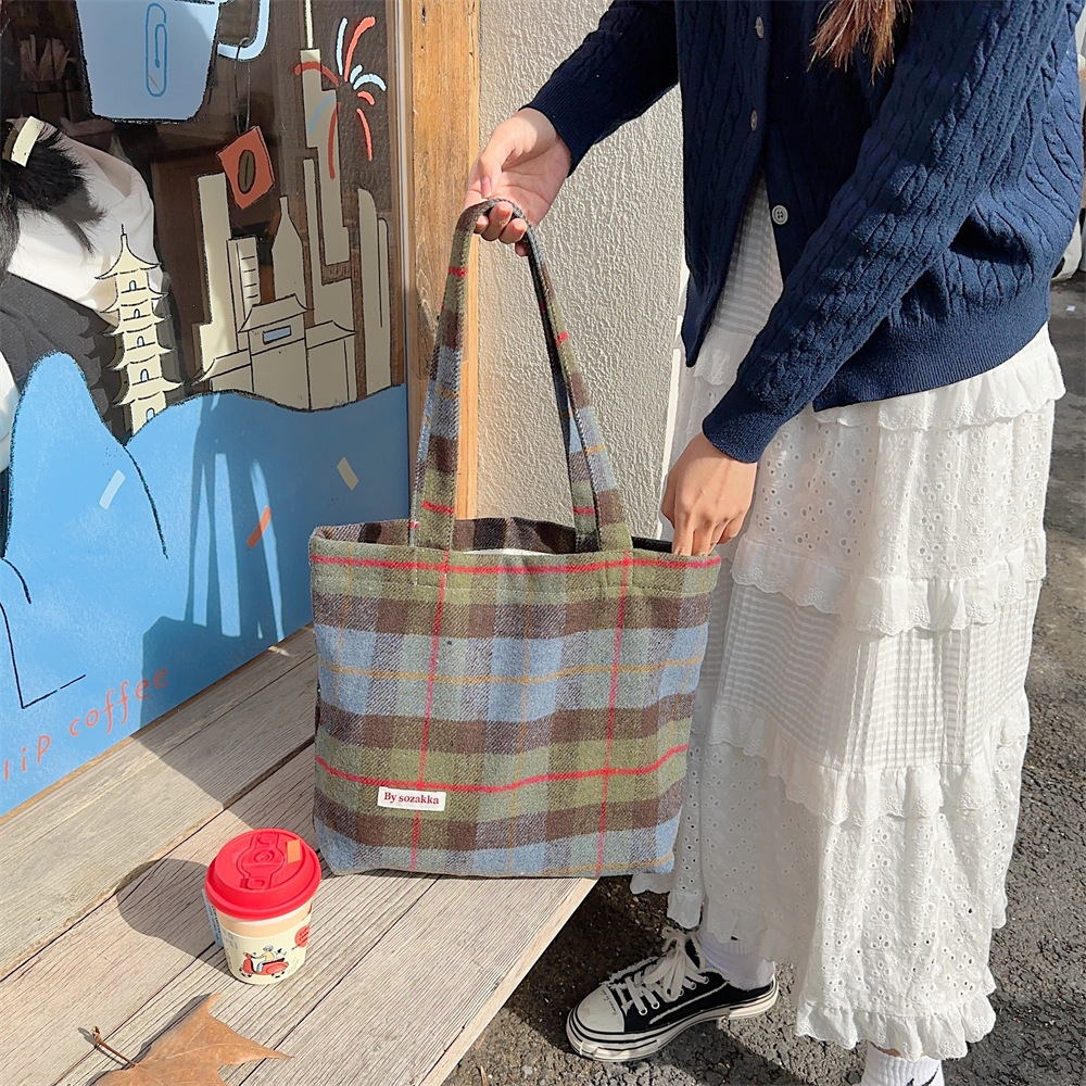 Designer autumn and winter large capacity women's handbag new retro wool plaid handbag fashionable shoulder bag