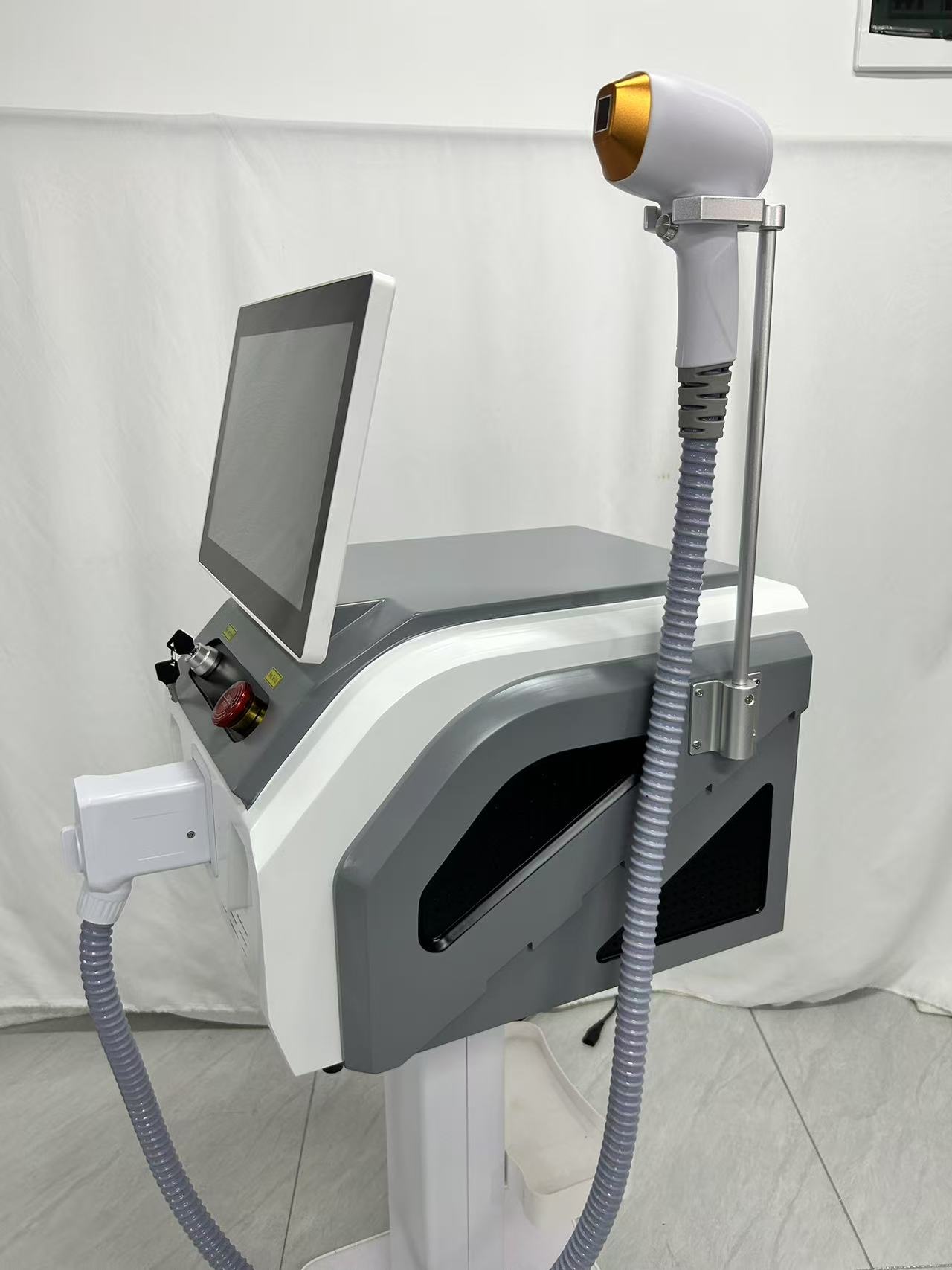 Professional 808nm Diode Laser Hair Removal Device With Cooling Technology Ice Tip Painless Treatment For Women and Men Body Face