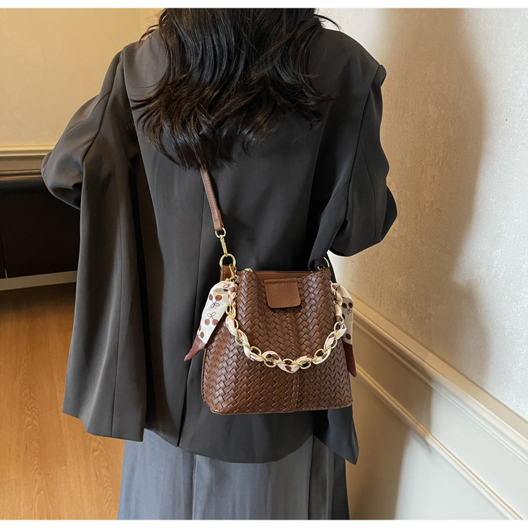 Korean style trendy fashion handbag winter new item niche design woven texture bucket bag retro women's shoulder bag luxury designer bag