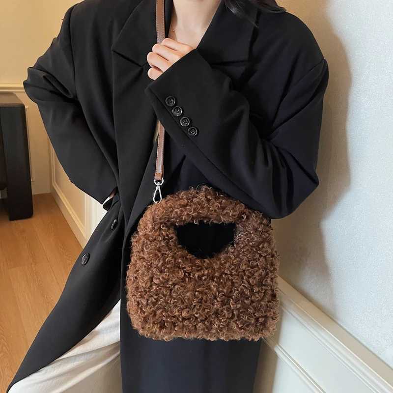 2025 Winter Warm Lamb Wool Handbag Fashion Clutch Bag For Women Coffee Khaki Soft Plush Tote Versatile Shoulder Crossbody Bag Y251027
