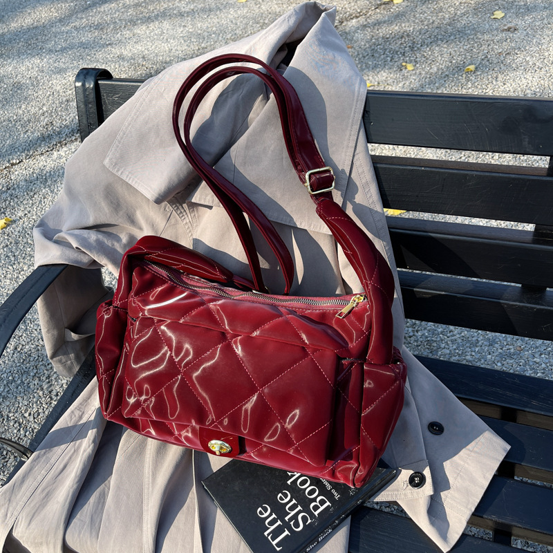 Free shipping designer bag Autumn and Winter Niche Fashion Crossbody Bag for Women New Fashion Saddle Bag Casual Quilted Underarm Bag