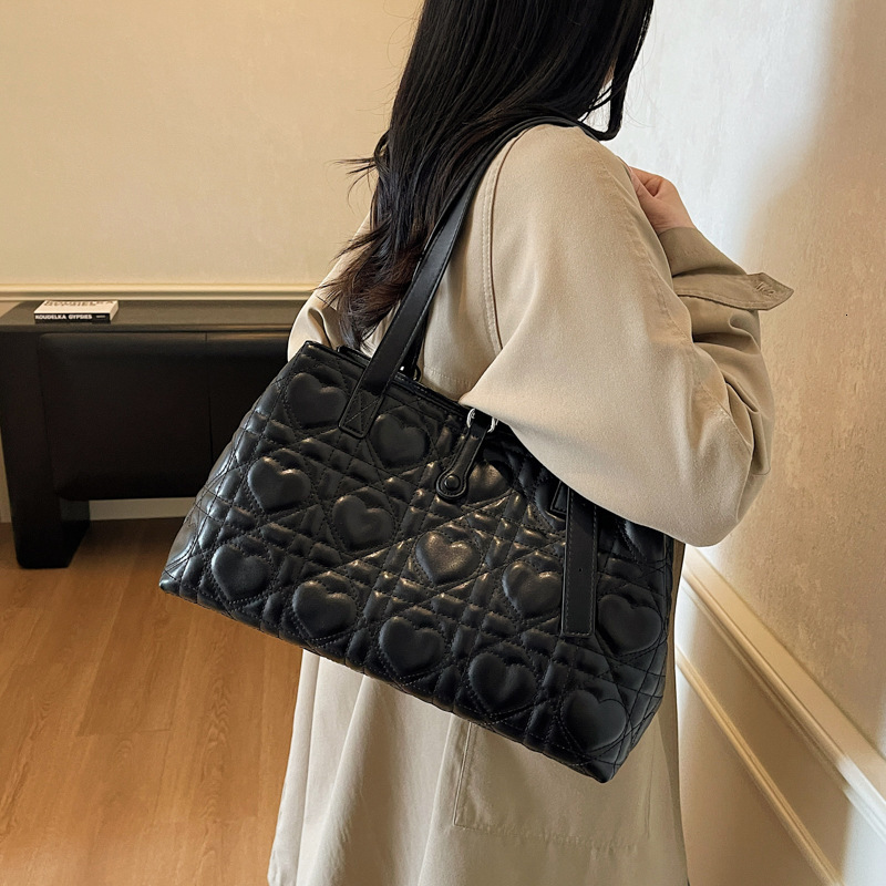 Korean elegant style fashionable heart-shaped handbag autumn and winter new item versatile simple style trendy women's shoulder bag luxurious des