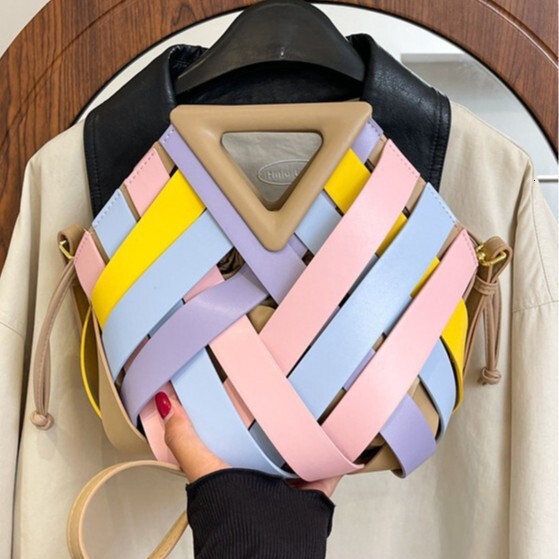 Korean woven design with hollowed out splicing design handbag, winter new fashion trend triangle clip bag, women's shoulder bag, luxury designer 