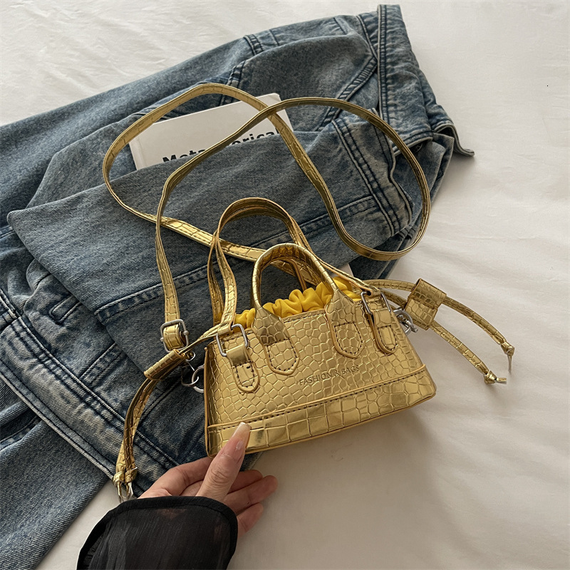 French niche design mini handbag winter new fashion retro texture design trendy women's shoulder bag elegant luxury designer bag