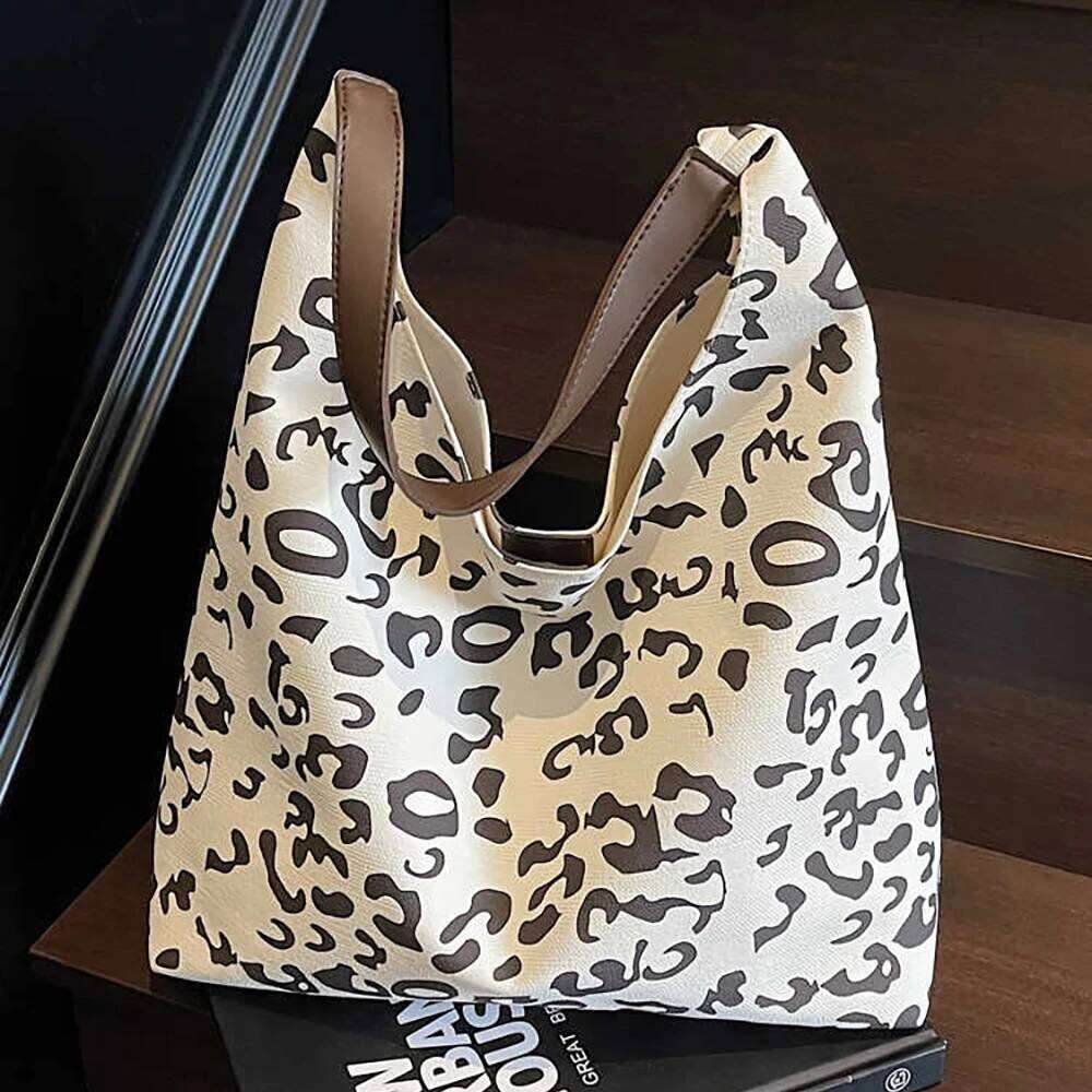 Designer Luxury Large Capacity Casual Canvas Totes For Women Leopard Print Fashion Shoulder Bags Versatile Outdoors Commuting Underarm Bag