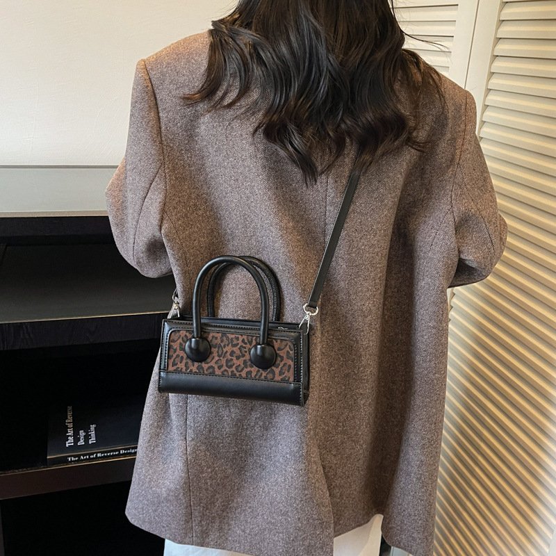 Korean style niche design handbag autumn and winter new elegant casual leopard print design armpit bag versatile fashion women's shoulder bag lux