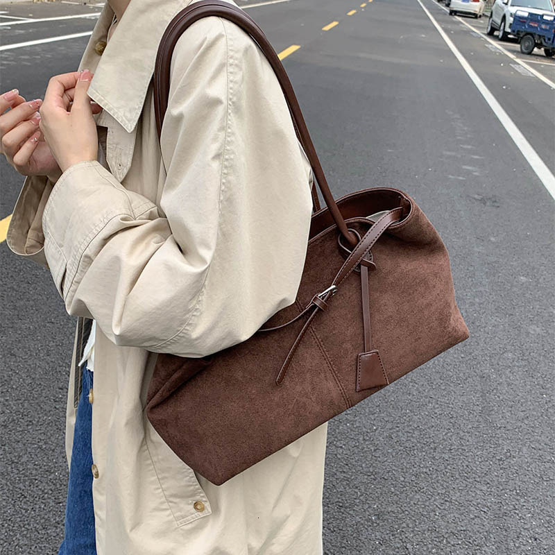 Free shipping designer bag High-end Large Capacity Bag for Women New Autumn and Winter Casual Commuter Shoulder Bag Women Tote Bag