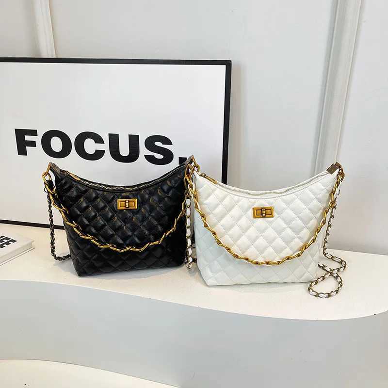 Elegant Tote Bag For Ladies Made Of Soft Leather Spacious And Classic By Luxury Brand With Sturdy Handles11 D251027