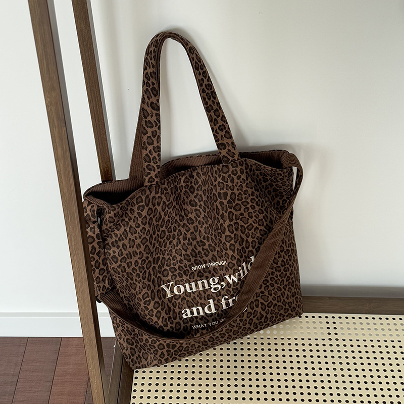 Designer leopard print handbag, high-end large capacity armpit bag, autumn and winter new fashionable and cute women's commuting bag