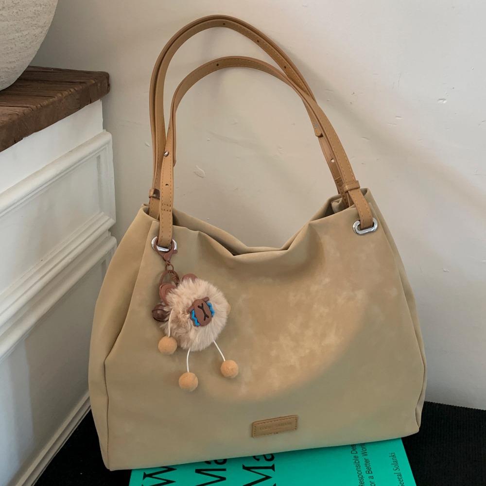 Large-Capacity Womans Premium Tote Versatile Retrospective Design with Comfortable Arm Pit Fit & Elegant Accessorized Clasp