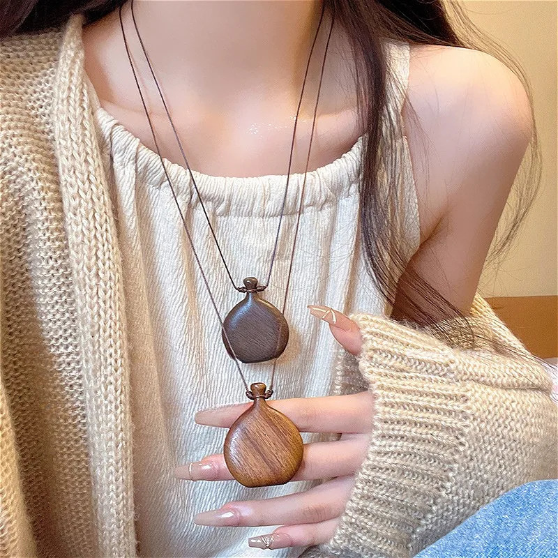Vintage Brown Black Color Wood Flagon Long Pendant Necklaces Adjustable Rope Chain Sweater Chain for Women Birthday Gift 251020