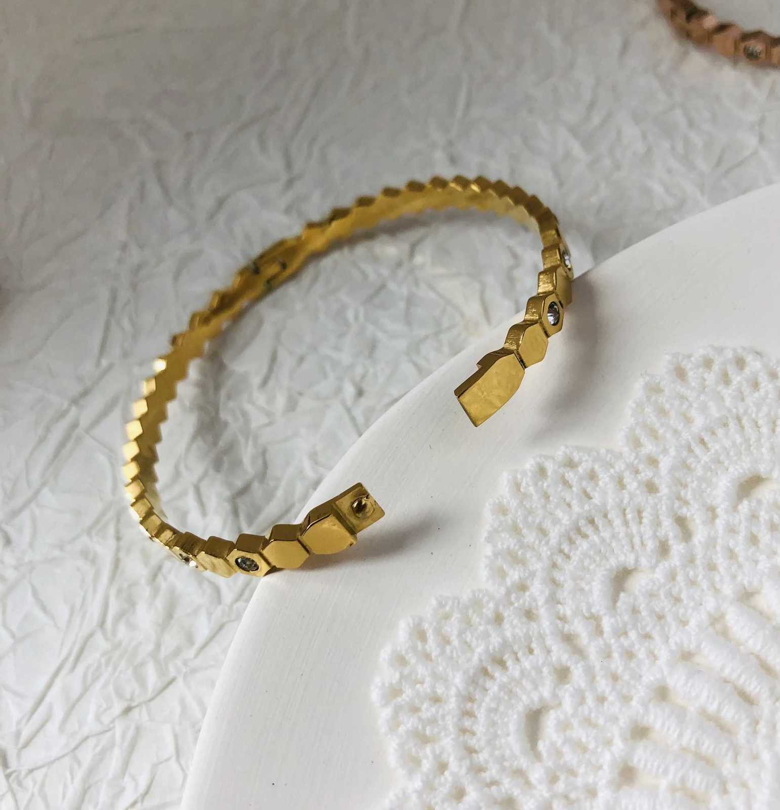 Big Brand Steel Bracets For Wen Honeycb Shaped Bangs With Shell Bijoux Acier Inoxidab Fme Gold And Rose Gold JewelW251027