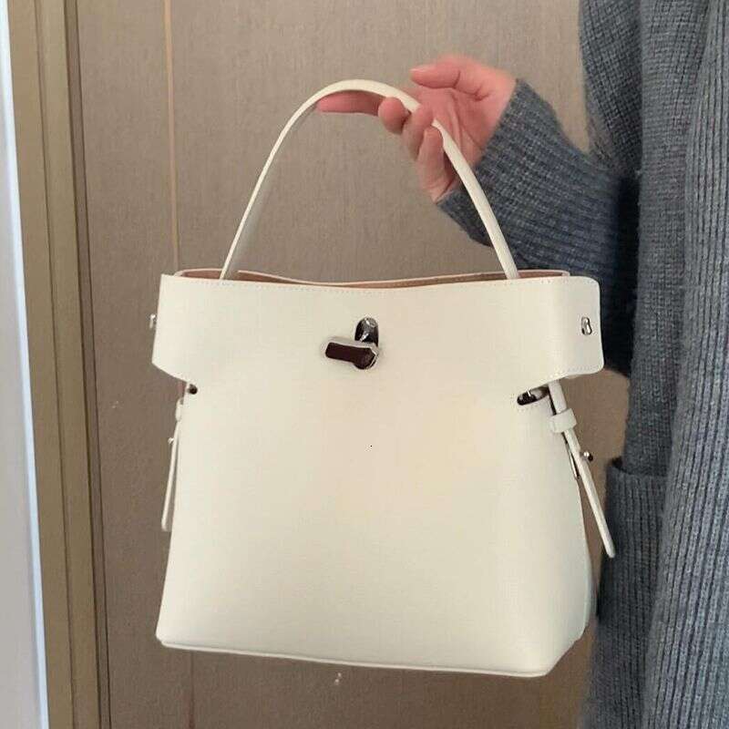 Designer Bag Tote Bag Shoulder Bag White Super Popular Exquisite Tote For Women New Light Luxury Niche High Value Single Shoulder Underarm Bucket Bag