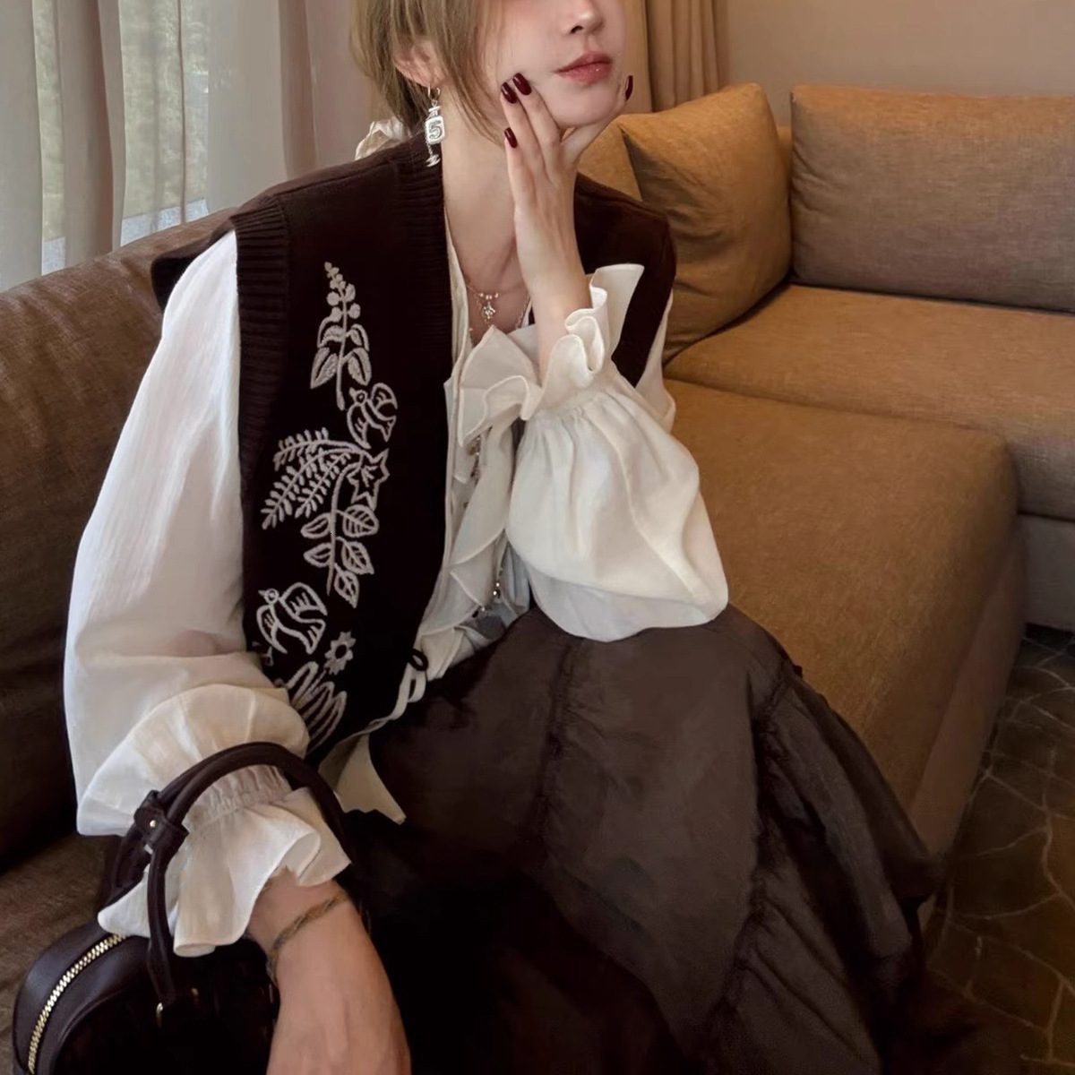 Autumn designer fashion new item sesame jacquard thousand needle embroidery knitted vest retro sleeveless cardigan layered jacket