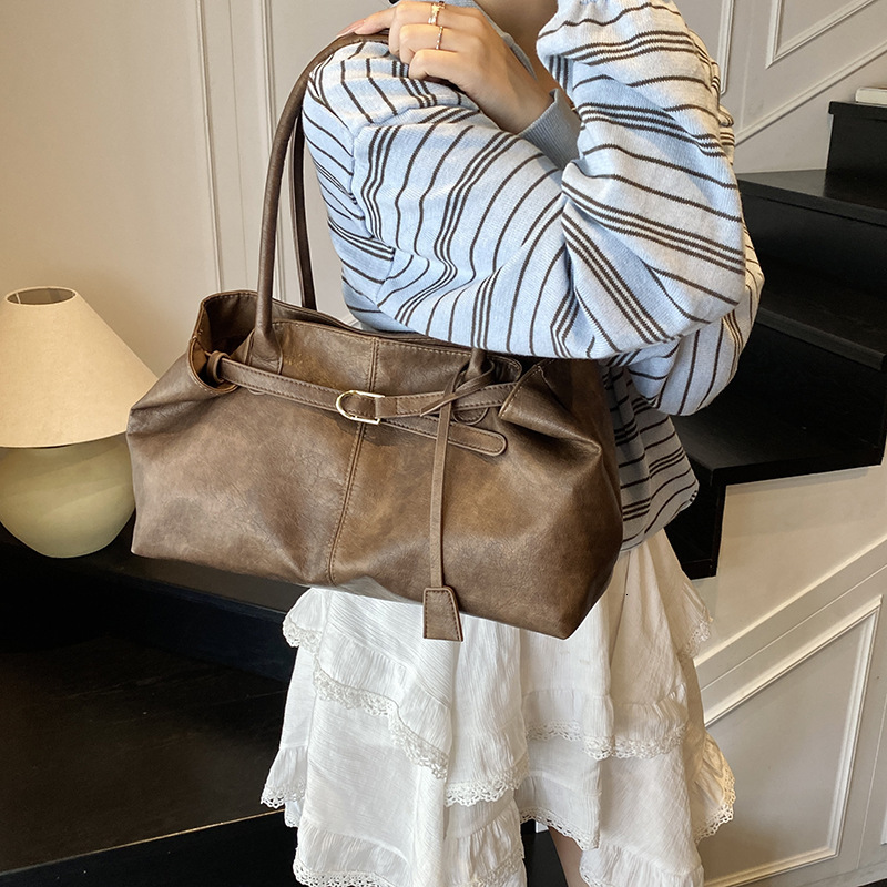 Free shipping designer bag Casual Commuting Large Capacity Bag for Women New Fashion Versatile Shoulder Underarm Bag Handheld Tote Bag