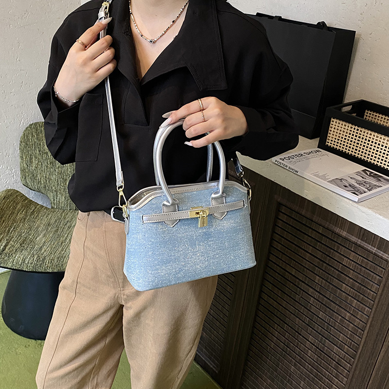 Free shipping designer bag High-Value Crossbody Bag for Women New Fashionable Versatile Handbag with a Sense of Sophistication Large Capacity Commuter