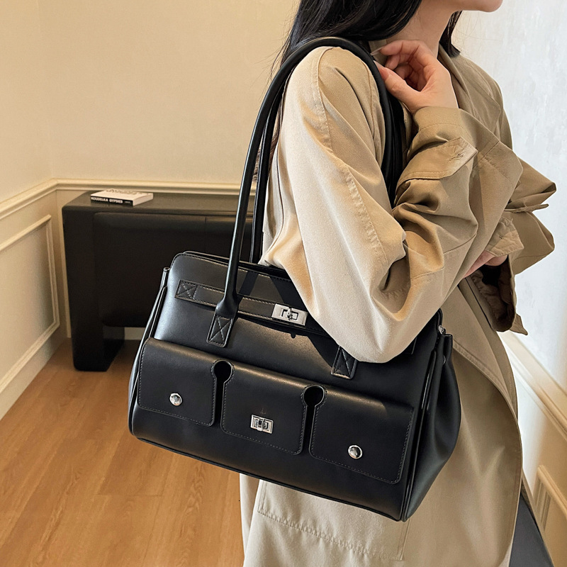 French Fashion Exquisite Design Elegant Shoulder Bag Autumn and Winter New Collection Solid Color Simple Style Women's Shoulder Bag Luxury Design