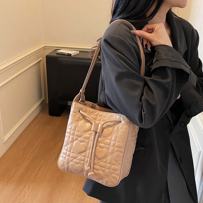 Fashionable large capacity underarm bag with drawstring design, bucket bag, autumn and winter new item, heart-shaped design, women's shoulder bag