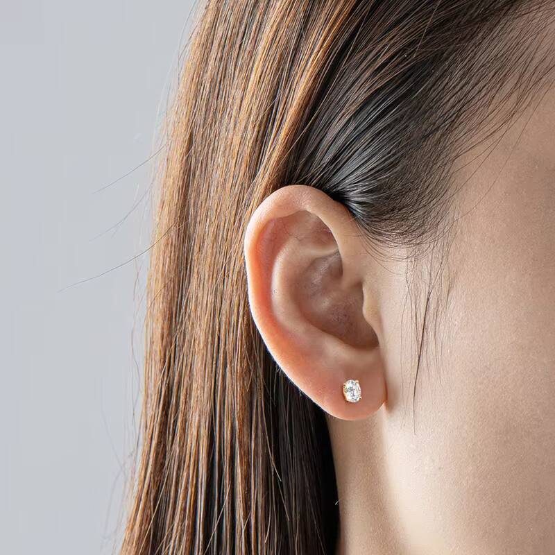 Latest Style New Designed Oval Cut 05ct Moissanite 925 Sterling Silver Stud Earring for Lady