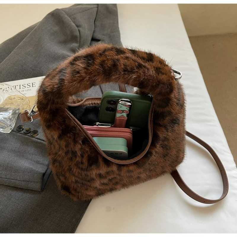 New Luxury Designer Hobo Bag Women Fashion Faux Fur Leopard Print Shoulder Handle Bag Cute Plush Casual Crossbody Bag Y251027