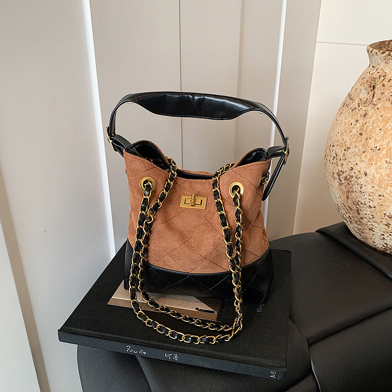 new Free delivery designer shoulder bag Simple and stylish commuting handbag for daily leisure and comfort