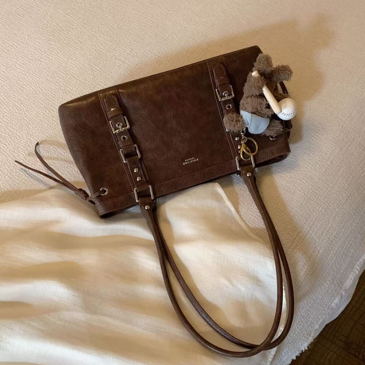 Designer's new women's autumn/winter retro large capacity handbag, fashionable shoulder bag