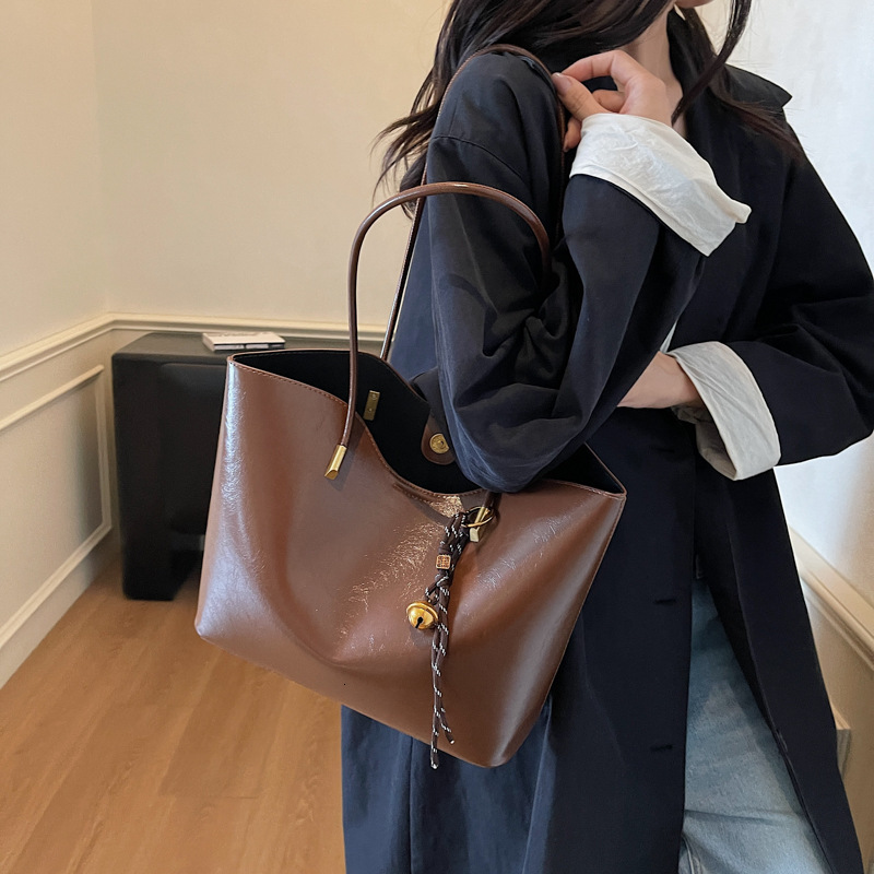 Free shipping designer bag Tote Bag New Large Capacity Versatile Shoulder Bag for Women Niche High-End Trendy Commuter Bag