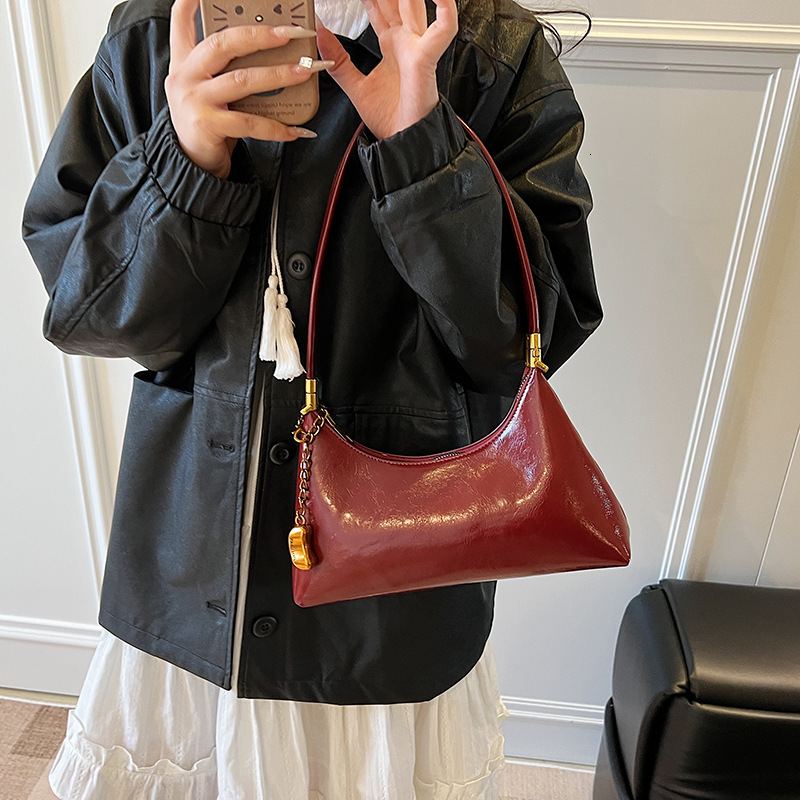 Free shipping designer bag French Niche Crescent Bag Oil Wax Leather Underarm Bag for Women New Design Sense Single Shoulder Crossbody Bag