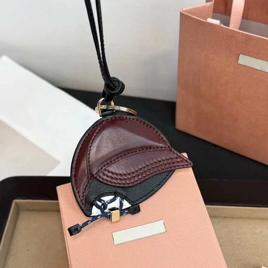 Designer Lanyards Leather Baseball Cap Style Mini Fashion Accessories Ornament Keychain Headphones Exquisite Flower Pendant Decoration With Box 555