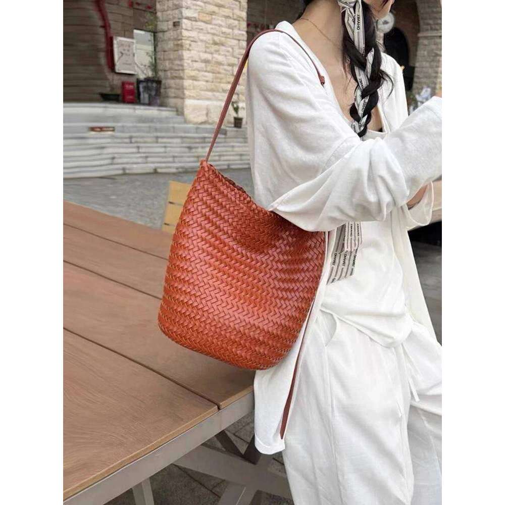 Women's Shopping New High-End Hand-Woven Leather Bucket Large-Capacity Shoulder Messenger Commuter Tote Bag