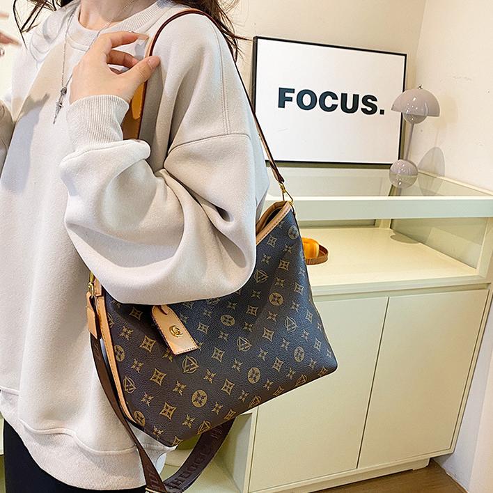 Free delivery designer shoulder bag Simple casual crossbody bag comfortable fashionable high-end style