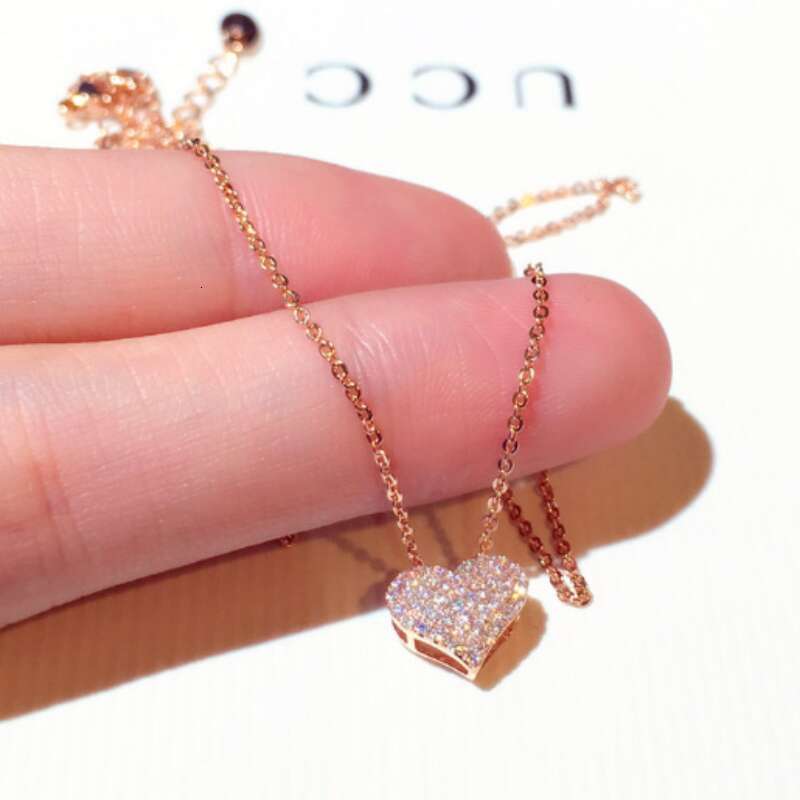 Pendant Designer luxury necklace Trend Super Shiny Zircon Heart-shaped Elegant Collarbone Short Necklace N00405