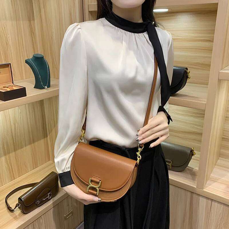 Genuine Leather Handbag for Women, Small Underarm Saddle Moon Tooth Shoulder Bag, Fashionable, Medium Hardness, Shell Shape