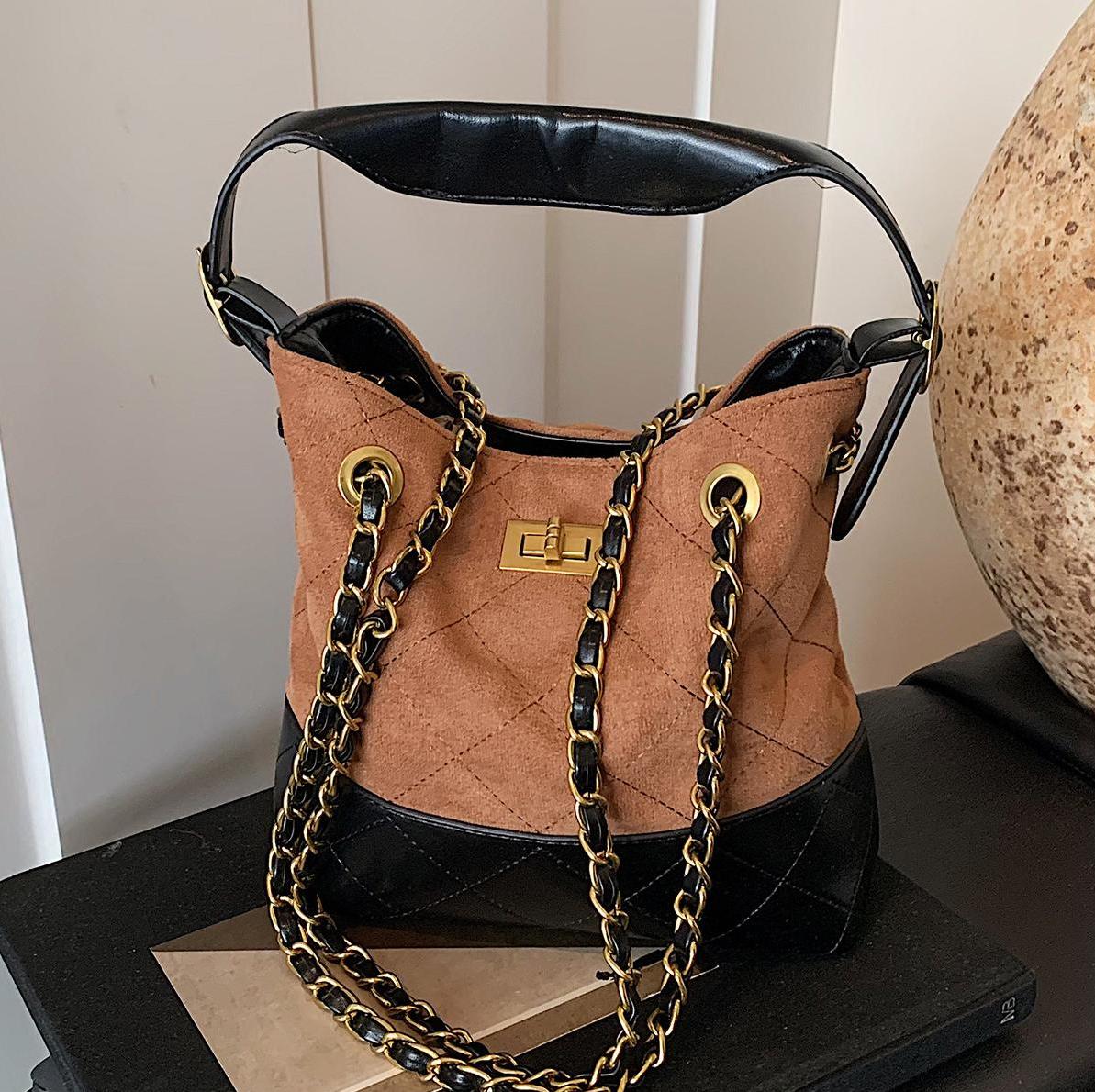 new Free delivery designer shoulder bag Simple and stylish commuting handbag for daily leisure and comfort