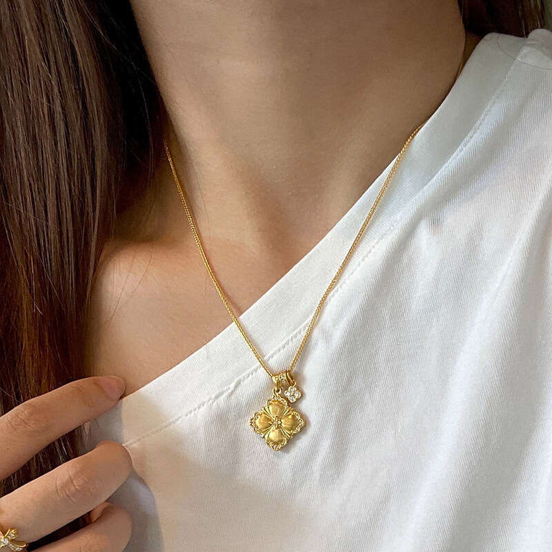 Traditional Four-Leaf Clover Pendant Light High-End Necklace Accessory Exquisite Style