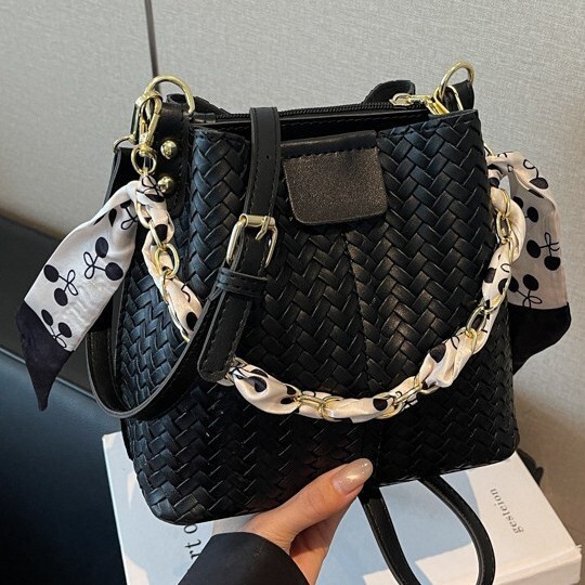 Korean style trendy fashion handbag winter new item niche design woven texture bucket bag retro women's shoulder bag luxury designer bag