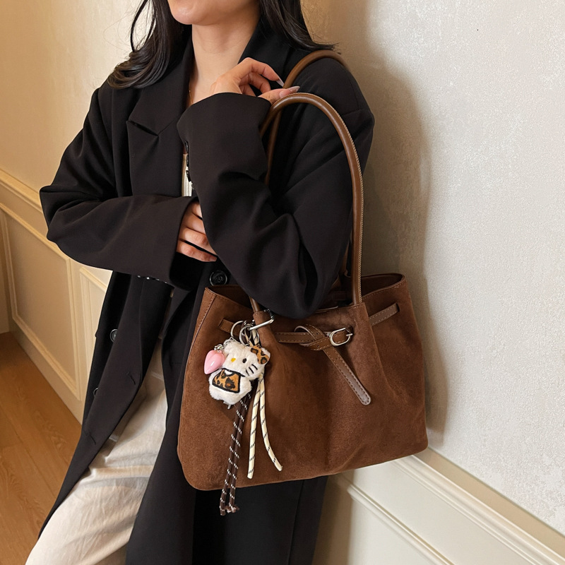 Designer Women's Velvet Bread Large Capacity Autumn/Winter New Style Fashion Versatile Matte Retro Shoulder Bag Commuter Handbag