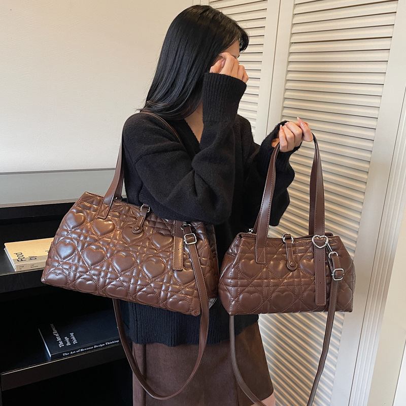 Korean elegant style fashionable heart-shaped handbag autumn and winter new item versatile simple style trendy women's shoulder bag luxurious des