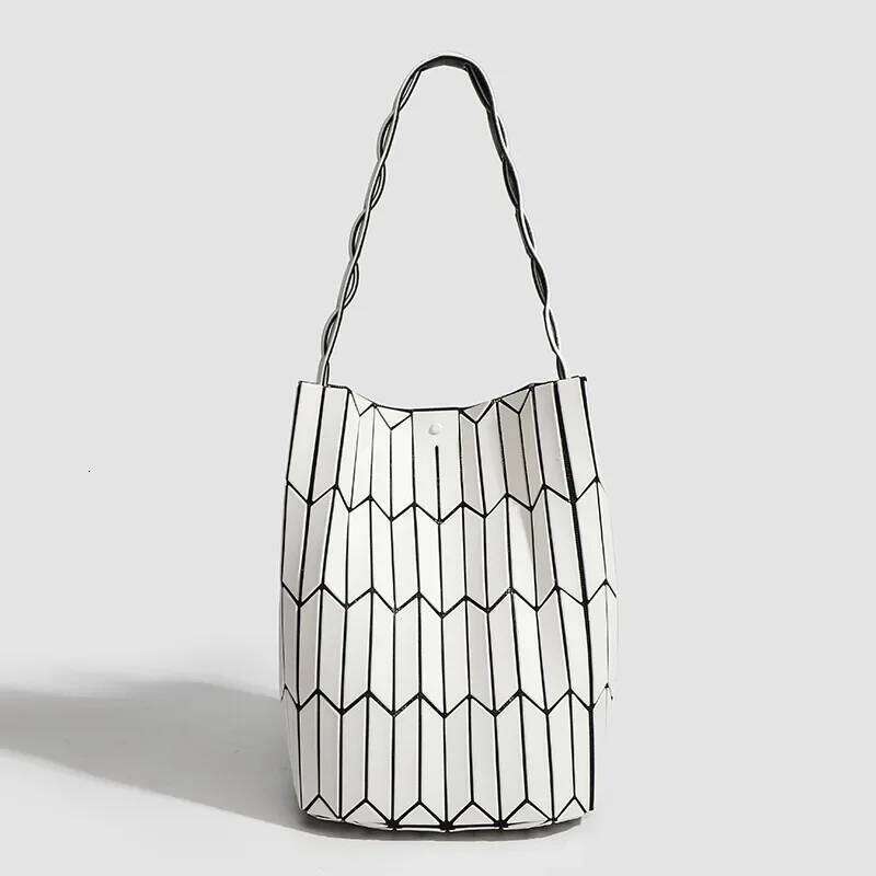 2025 New Trendy Geometric Pattern Bucket Color Block Handbag Shoulder Underarm Bag Vegetable Basket Design PVC Material