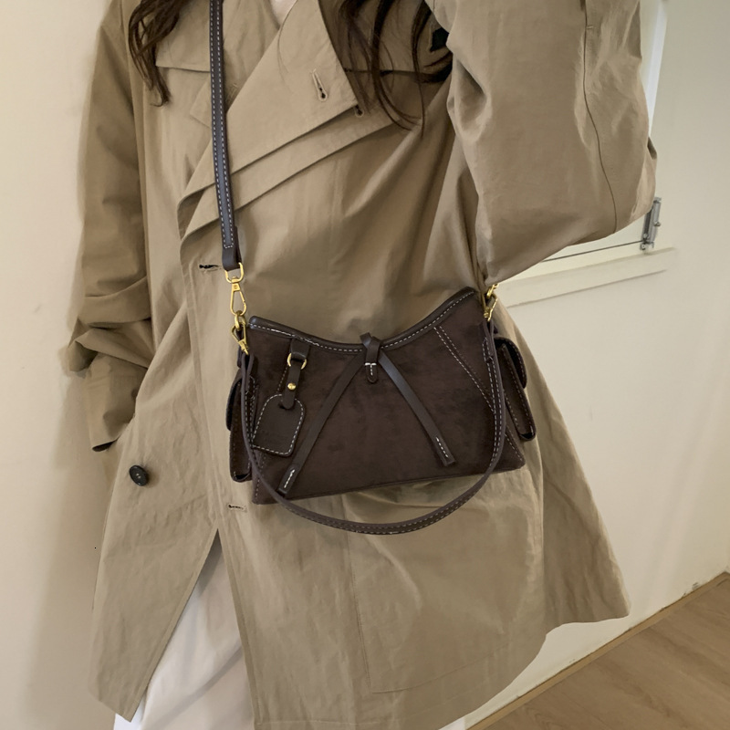 French retro suede underarm bag for autumn and winter, simple and versatile style, elegant and niche design, women's shoulder bag, luxurious desi