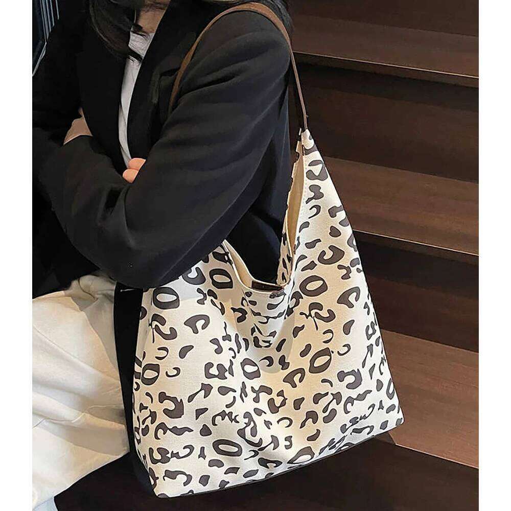 Designer Luxury Large Capacity Casual Canvas Totes For Women Leopard Print Fashion Shoulder Bags Versatile Outdoors Commuting Underarm Bag