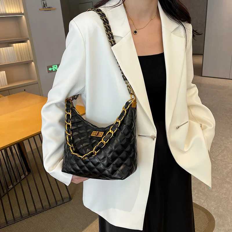 Elegant Tote Bag For Ladies Made Of Soft Leather Spacious And Classic By Luxury Brand With Sturdy Handles11 D251027