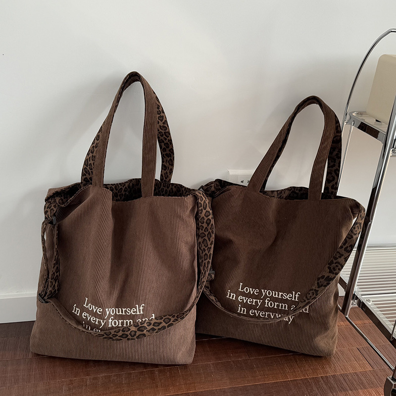 Designer leopard print handbag, high-end large capacity armpit bag, autumn and winter new fashionable and cute women's commuting bag