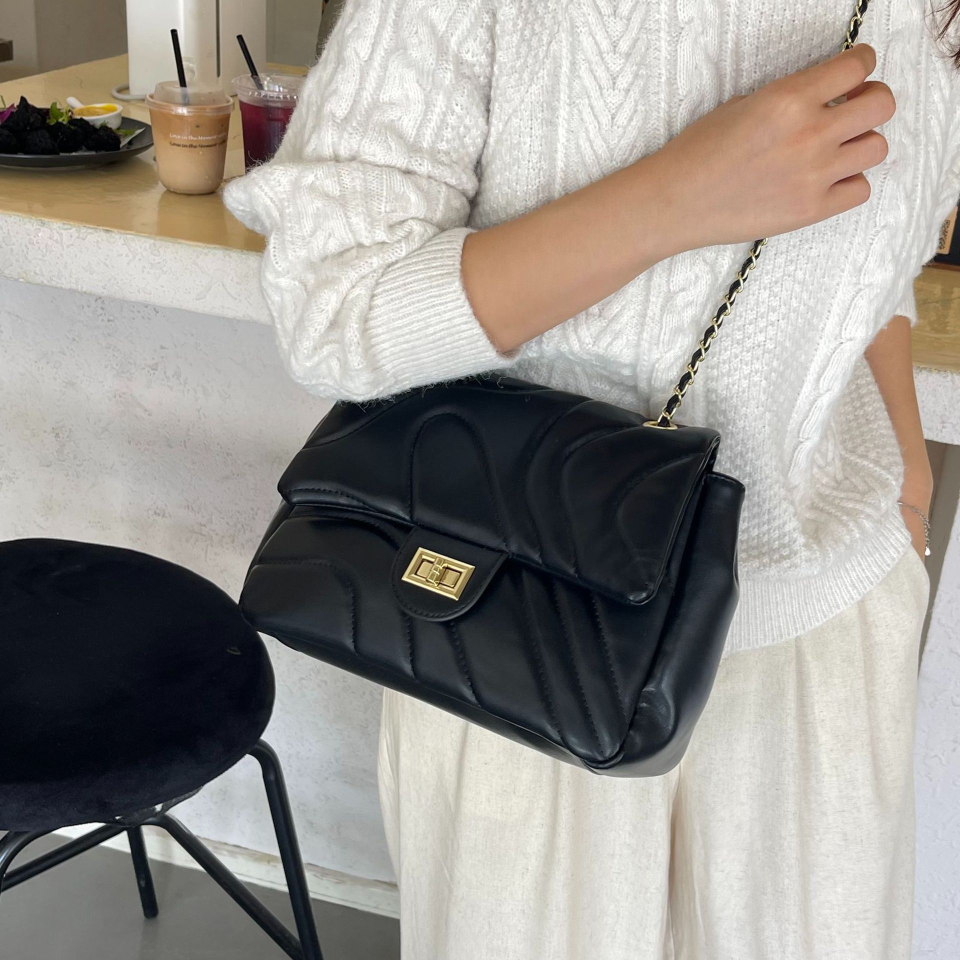 new Free delivery designer shoulder bag Fashionable and minimalist casual handbag with solid color design