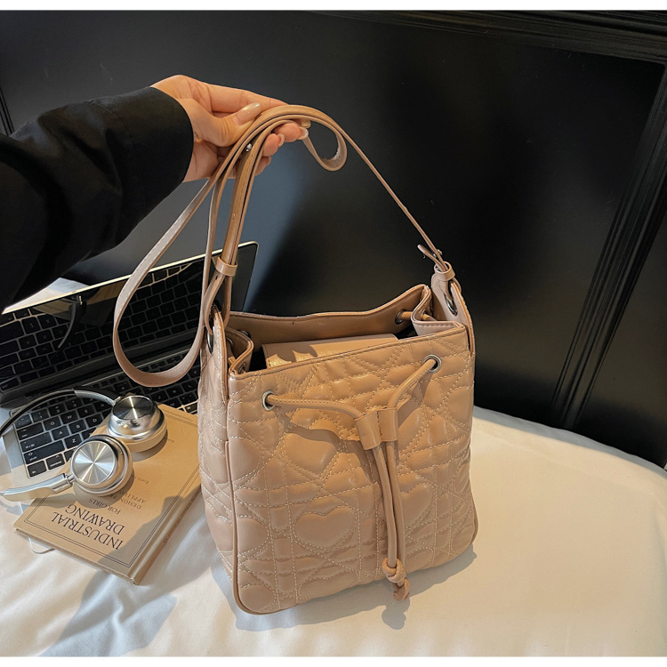 Fashionable large capacity underarm bag with drawstring design, bucket bag, autumn and winter new item, heart-shaped design, women's shoulder bag