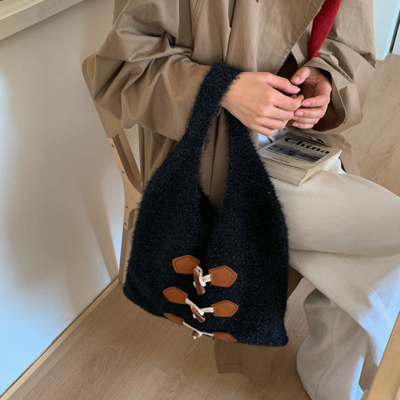 Leisure large capacity knitted armpit bag autumn and winter new fashion versatile style simple niche design women's handbag designer bag