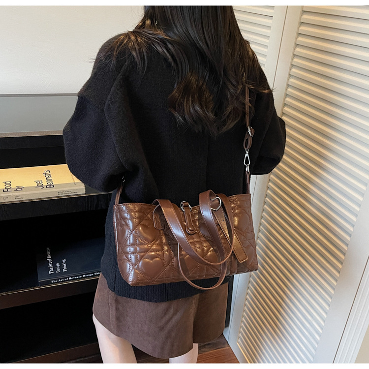 Korean elegant style fashionable heart-shaped handbag autumn and winter new item versatile simple style trendy women's shoulder bag luxurious des