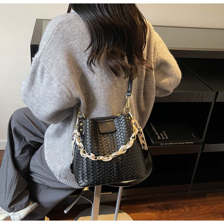 Korean style trendy fashion handbag winter new item niche design woven texture bucket bag retro women's shoulder bag luxury designer bag