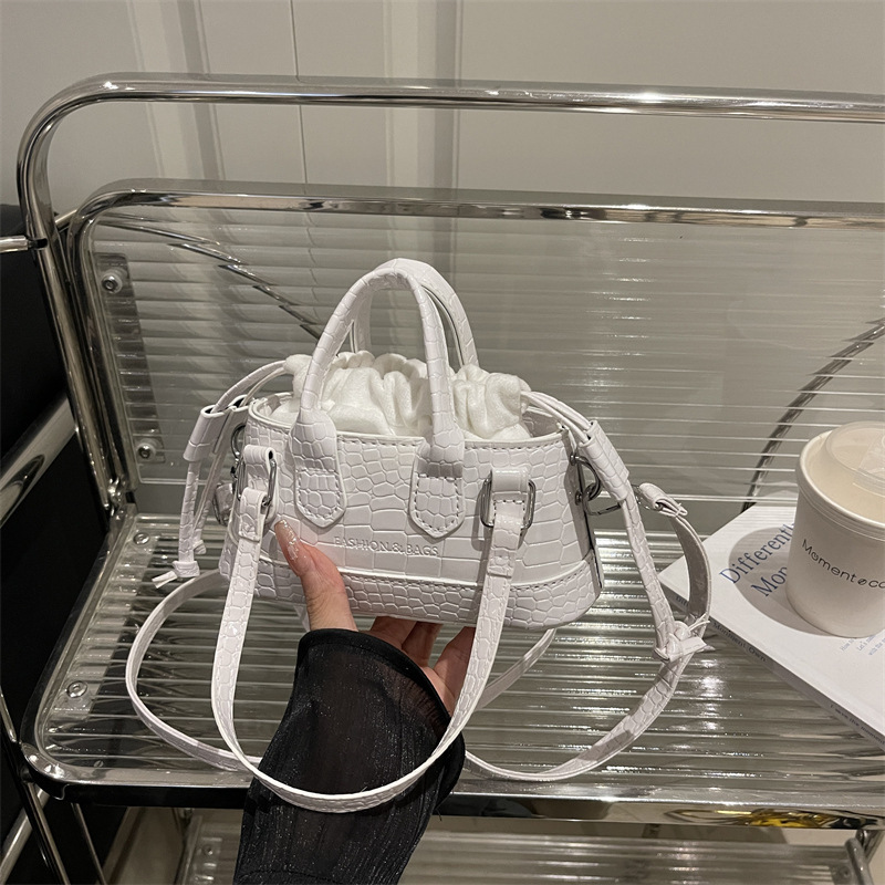 French niche design mini handbag winter new fashion retro texture design trendy women's shoulder bag elegant luxury designer bag